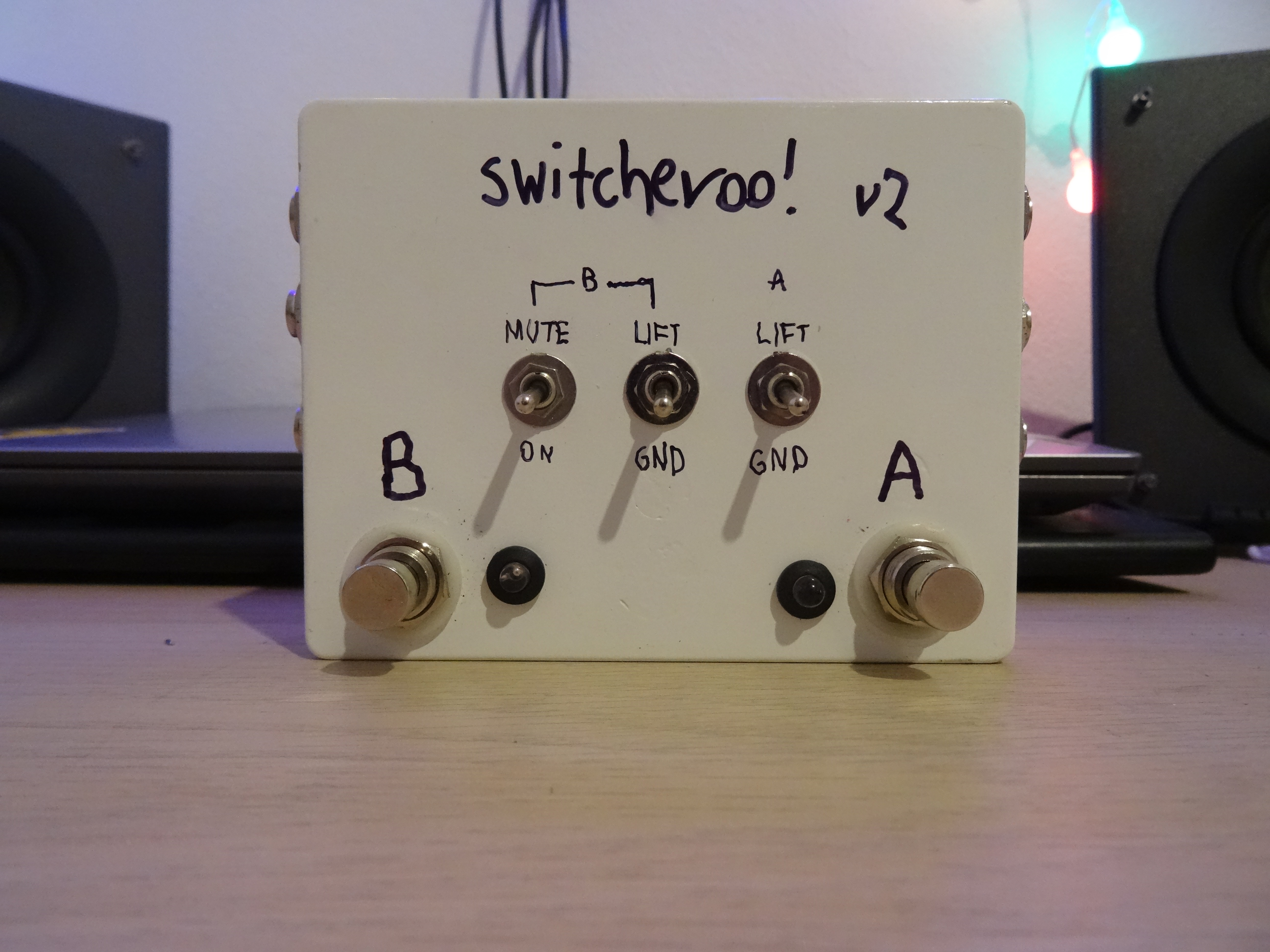 the switcheroo! v2 loop switcher pedal